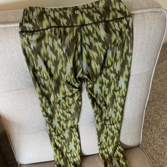WORN ONCE-NEVER USED TO WORKOUT. Lululemon Wunder Under leggings - SIZE 4 - Picture 4 of 8